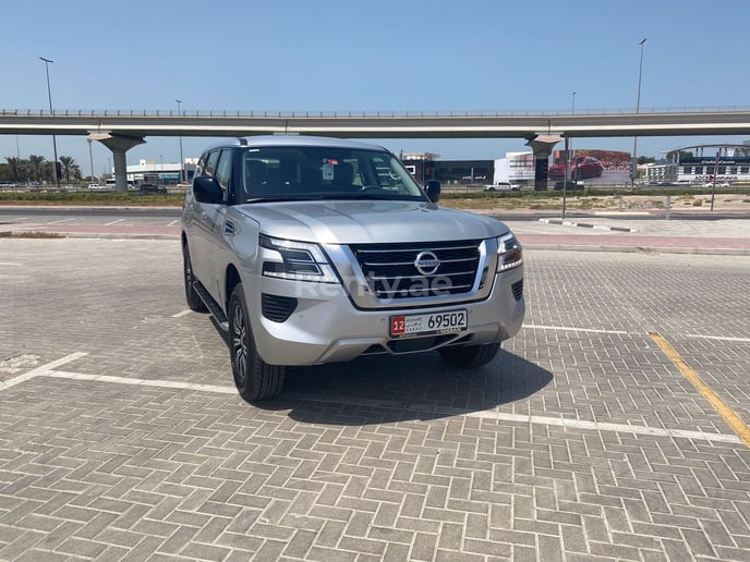 Nissan Patrol (Negro), 2021 para alquiler en Dub&aacute;i