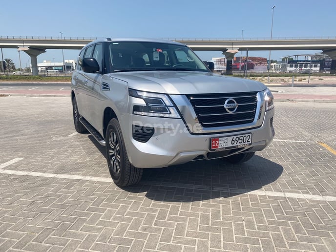 Nissan Patrol (Negro), 2021 para alquiler en Dub&aacute;i