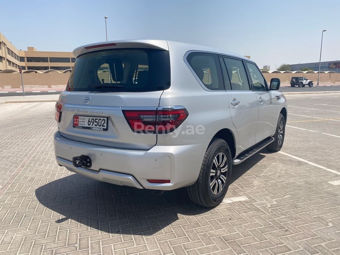 Nissan Patrol (Negro), 2021 para alquiler en Dub&aacute;i