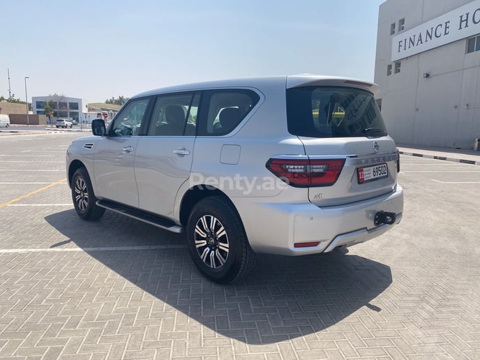 Nissan Patrol (Negro), 2021 para alquiler en Dub&aacute;i