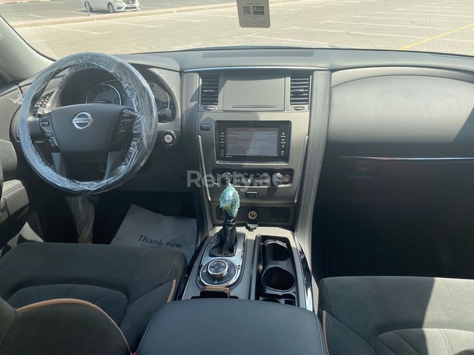 Nissan Patrol (Negro), 2021 para alquiler en Dub&aacute;i