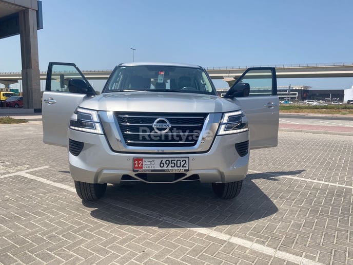 Nissan Patrol (Negro), 2021 para alquiler en Dub&aacute;i