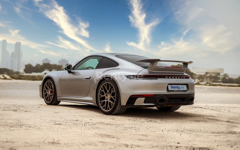 Porsche 911 Carrera 2s (Zilver), 2021 te huur in Dubai