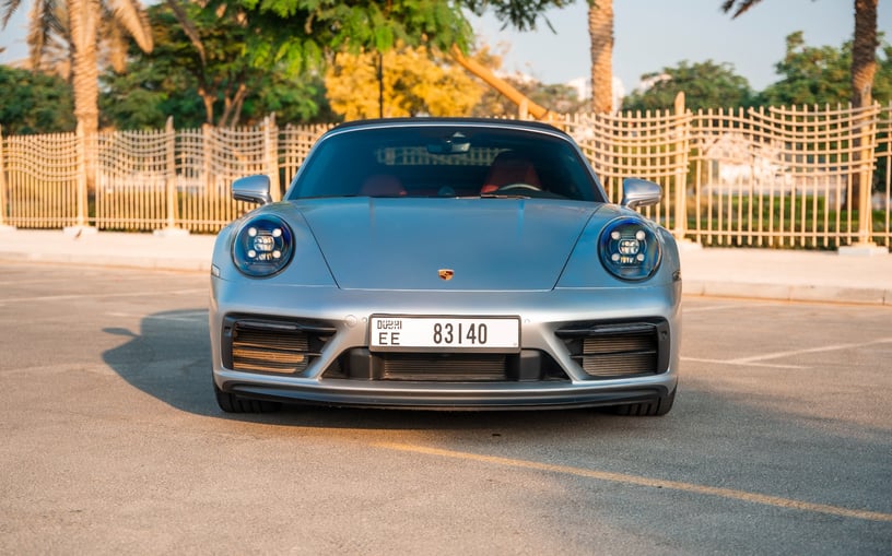Şarika'de kiralık Porsche 911 Carrera GTS (G&uuml;m&uuml;ş), 2024