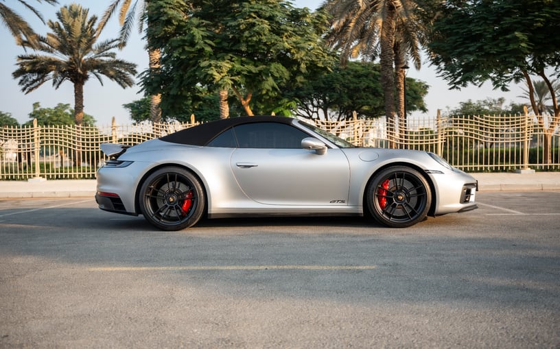 Şarika'de kiralık Porsche 911 Carrera GTS (G&uuml;m&uuml;ş), 2024