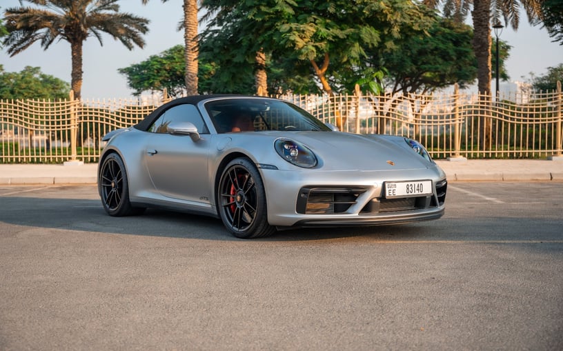 Şarika'de kiralık Porsche 911 Carrera GTS (G&uuml;m&uuml;ş), 2024