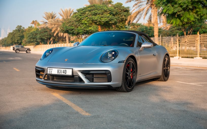 Şarika'de kiralık Porsche 911 Carrera GTS (G&uuml;m&uuml;ş), 2024