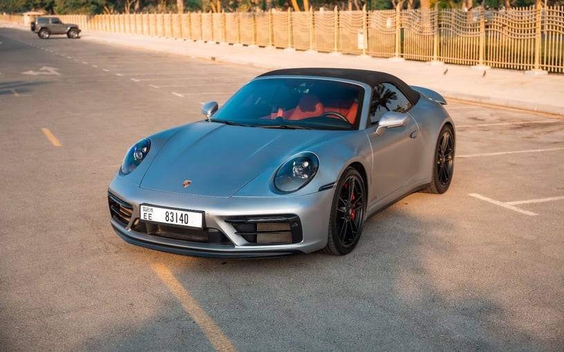 Şarika'de kiralık Porsche 911 Carrera GTS (G&uuml;m&uuml;ş), 2024