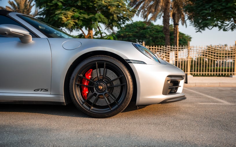 Şarika'de kiralık Porsche 911 Carrera GTS (G&uuml;m&uuml;ş), 2024