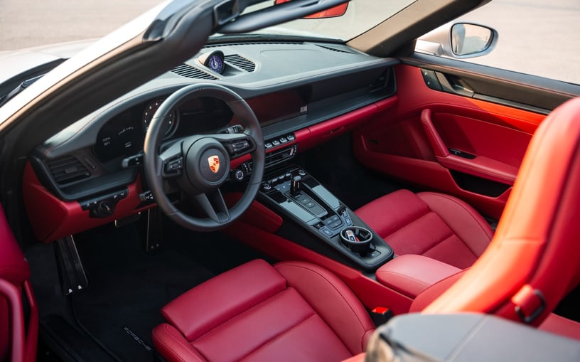 Şarika'de kiralık Porsche 911 Carrera GTS (G&uuml;m&uuml;ş), 2024
