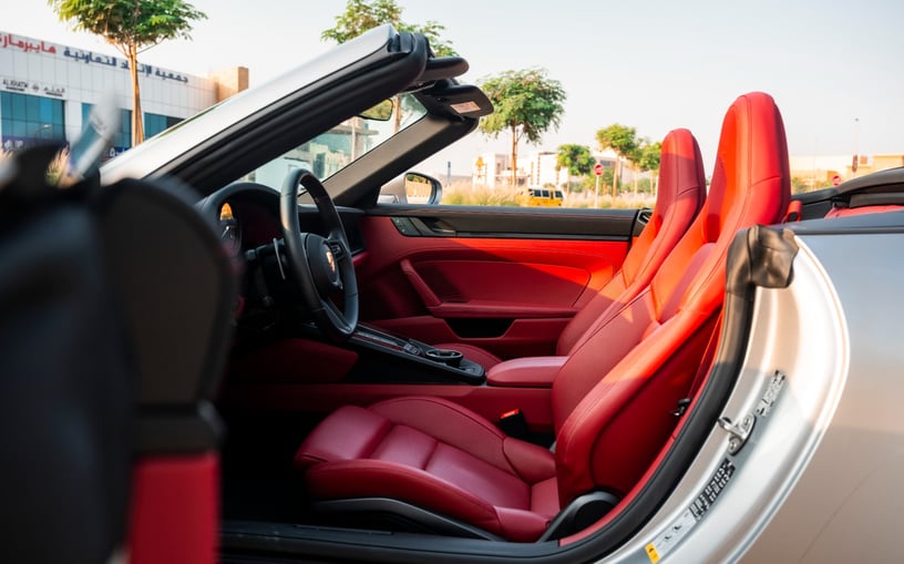 Şarika'de kiralık Porsche 911 Carrera GTS (G&uuml;m&uuml;ş), 2024