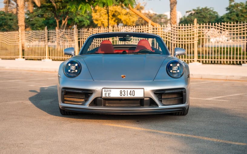 Şarika'de kiralık Porsche 911 Carrera GTS (G&uuml;m&uuml;ş), 2024