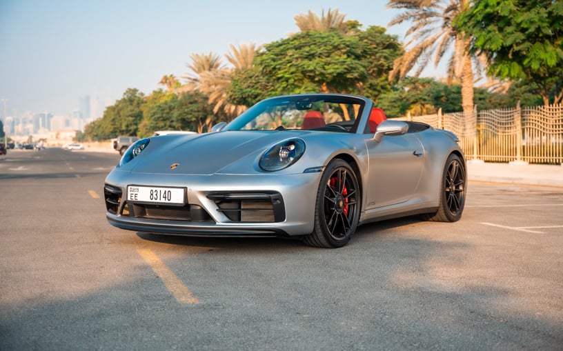 Şarika'de kiralık Porsche 911 Carrera GTS (G&uuml;m&uuml;ş), 2024