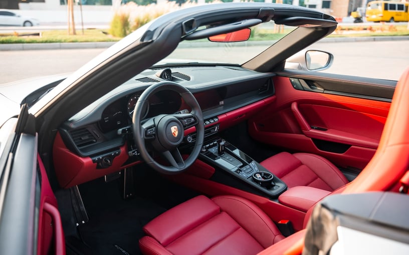 Şarika'de kiralık Porsche 911 Carrera GTS (G&uuml;m&uuml;ş), 2024