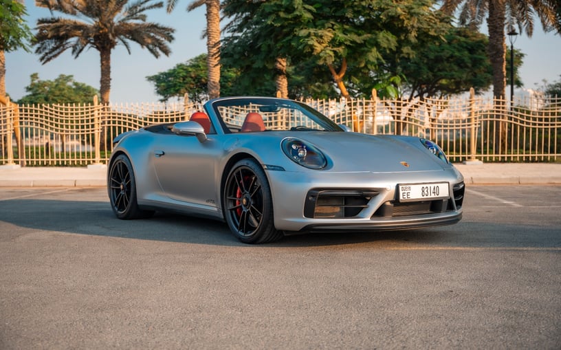 Şarika'de kiralık Porsche 911 Carrera GTS (G&uuml;m&uuml;ş), 2024