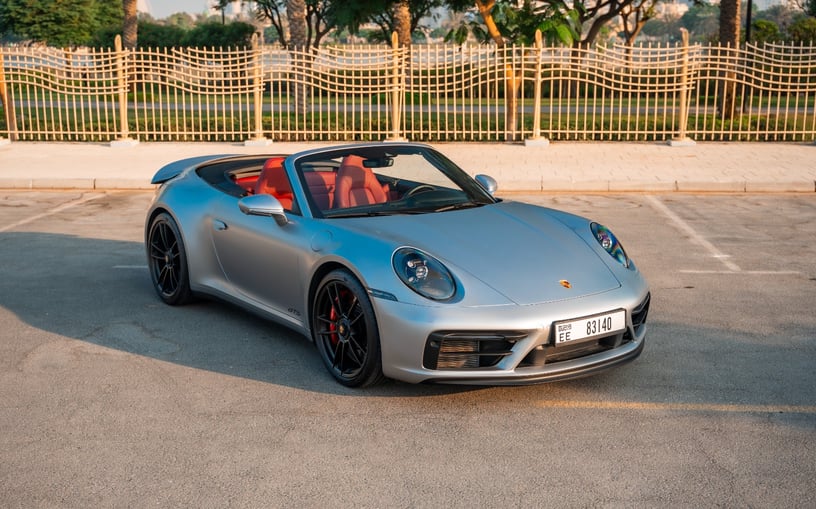 Şarika'de kiralık Porsche 911 Carrera GTS (G&uuml;m&uuml;ş), 2024