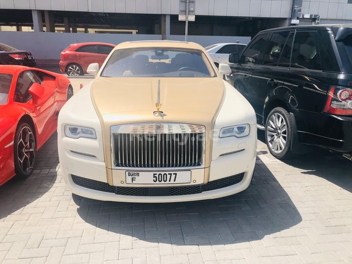 Rolls Royce Ghost (Oro), 2019 para alquiler en Dub&aacute;i