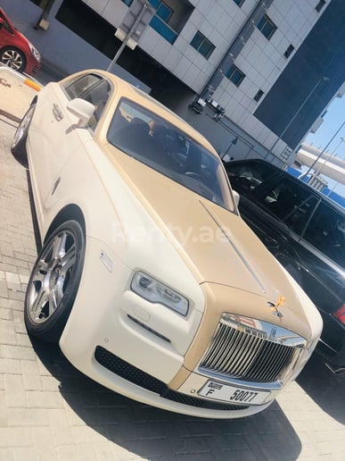 Rolls Royce Ghost (Oro), 2019 para alquiler en Dub&aacute;i
