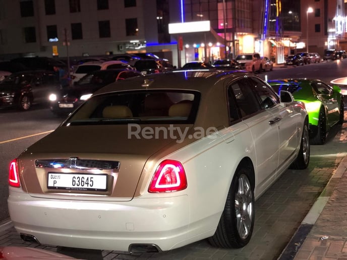 Rolls Royce Ghost (Oro), 2019 para alquiler en Dub&aacute;i