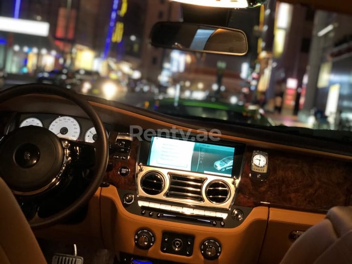 Rolls Royce Ghost (Oro), 2019 para alquiler en Dub&aacute;i