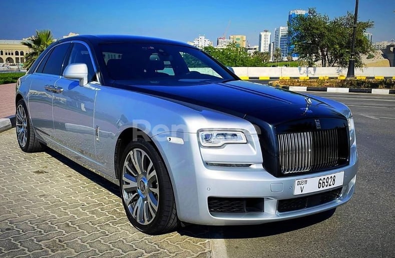 Rolls Royce Ghost (Серебро), 2020 для аренды в Дубай