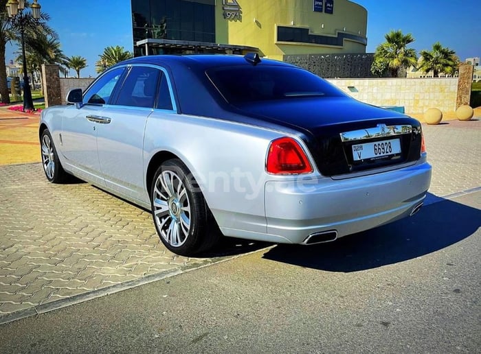 Rolls Royce Ghost (Серебро), 2020 для аренды в Дубай
