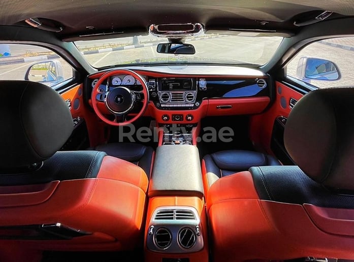 Rolls Royce Ghost (Серебро), 2020 для аренды в Дубай