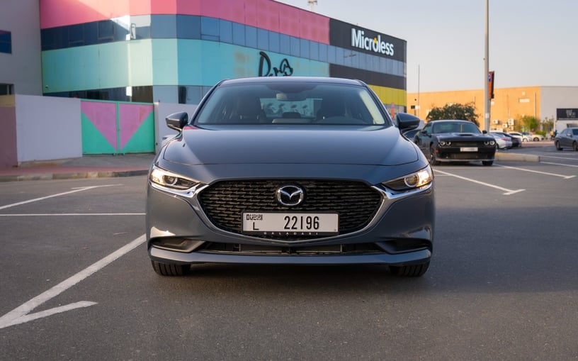 Mazda 3 (Gris Est&eacute;ril Met&aacute;lico), 2024 para alquiler en Sharjah