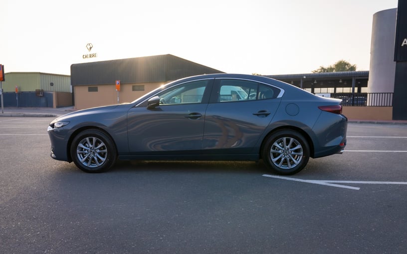 Mazda 3 (Gris Est&eacute;ril Met&aacute;lico), 2024 para alquiler en Sharjah