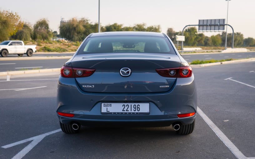 Mazda 3 (Gris Est&eacute;ril Met&aacute;lico), 2024 para alquiler en Sharjah