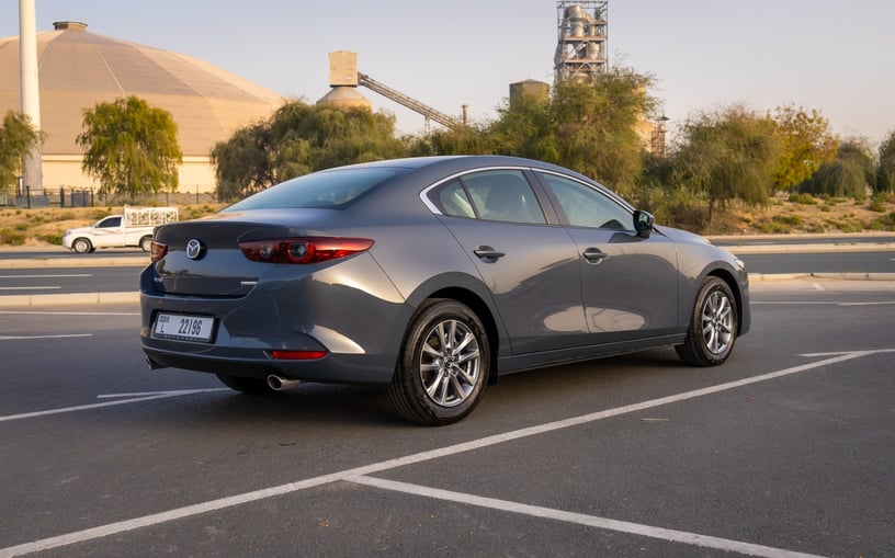 Mazda 3 (Gris Est&eacute;ril Met&aacute;lico), 2024 para alquiler en Sharjah