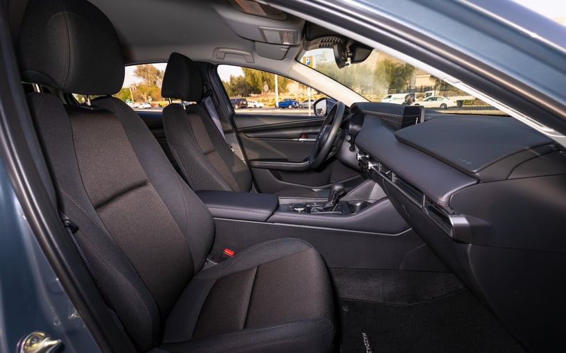 Mazda 3 (Gris Est&eacute;ril Met&aacute;lico), 2024 para alquiler en Sharjah