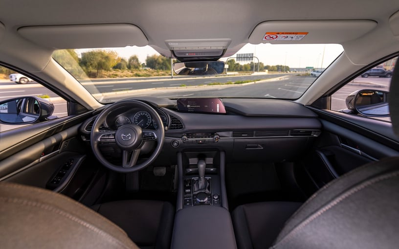 Mazda 3 (Gris Est&eacute;ril Met&aacute;lico), 2024 para alquiler en Sharjah