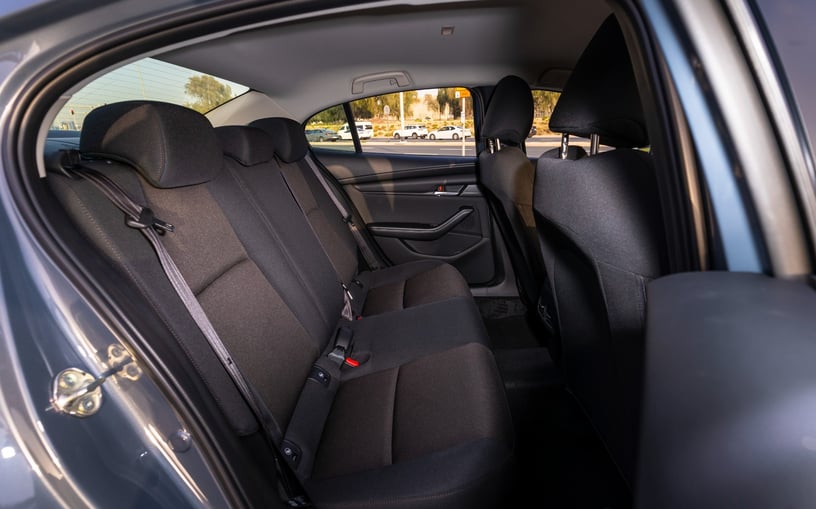 Mazda 3 (Gris Est&eacute;ril Met&aacute;lico), 2024 para alquiler en Sharjah
