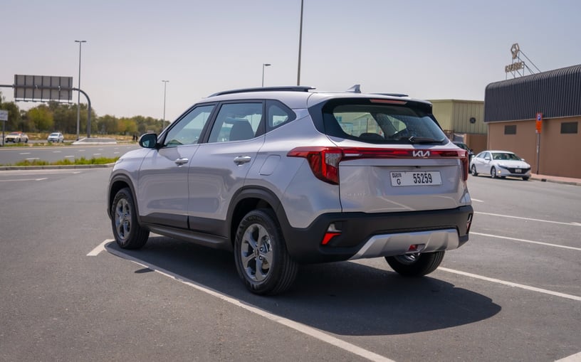 KIA Seltos (Perla Grigio Urbano), 2024 in affitto a Sharjah