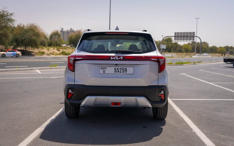 KIA Seltos (Perla Grigio Urbano), 2024 in affitto a Sharjah