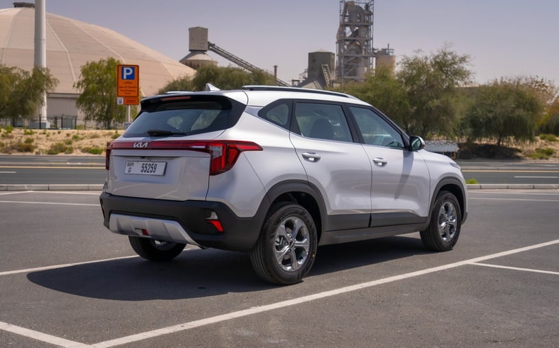 KIA Seltos (Perla Grigio Urbano), 2024 in affitto a Sharjah