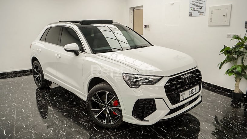 2021 Audi Q3 with RS3 bodykit (Bianco grigio), 2021 in affitto a Dubai