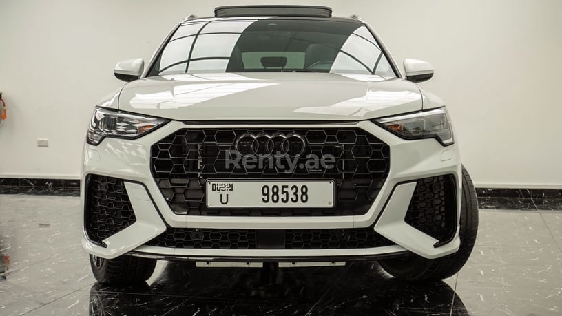 2021 Audi Q3 with RS3 bodykit (Bianco grigio), 2021 in affitto a Dubai