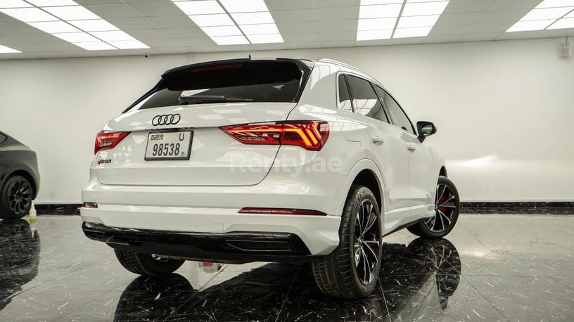 2021 Audi Q3 with RS3 bodykit (Bianco grigio), 2021 in affitto a Dubai