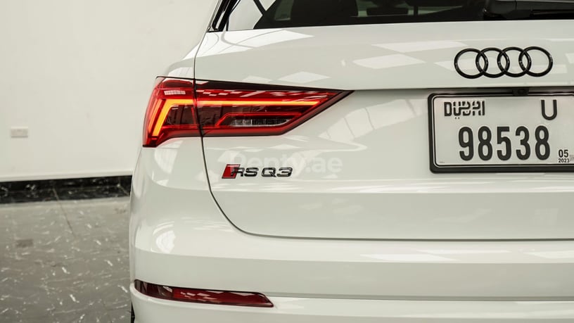 2021 Audi Q3 with RS3 bodykit (Bianco grigio), 2021 in affitto a Dubai