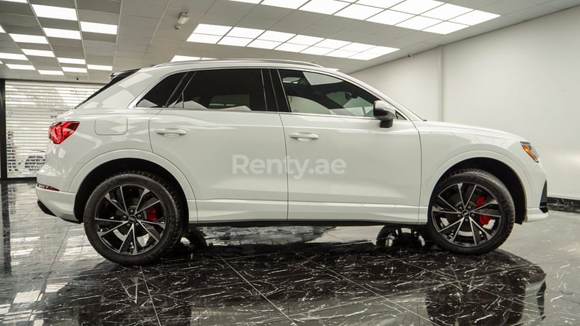 2021 Audi Q3 with RS3 bodykit (Bianco grigio), 2021 in affitto a Dubai