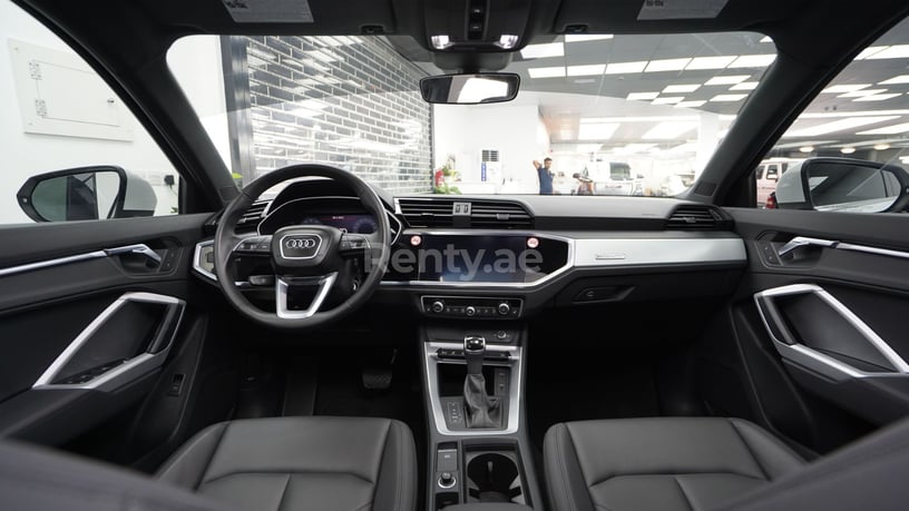 2021 Audi Q3 with RS3 bodykit (Bianco grigio), 2021 in affitto a Dubai