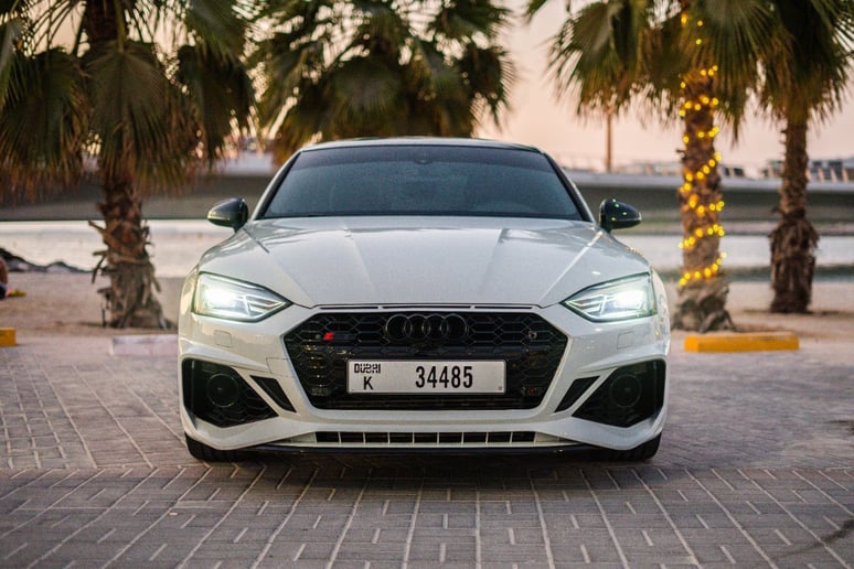 在迪拜 租 2021 奥迪A5 with RS5 Bodykit (白色), 2021
