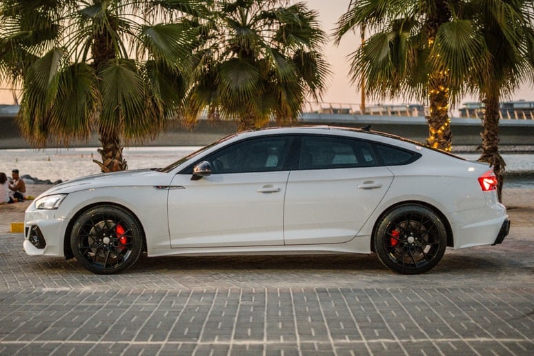 在迪拜 租 2021 奥迪A5 with RS5 Bodykit (白色), 2021