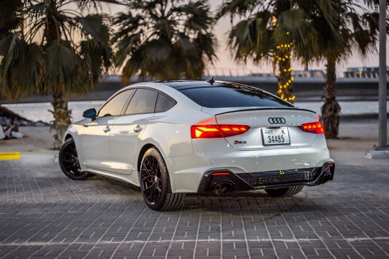 在迪拜 租 2021 奥迪A5 with RS5 Bodykit (白色), 2021