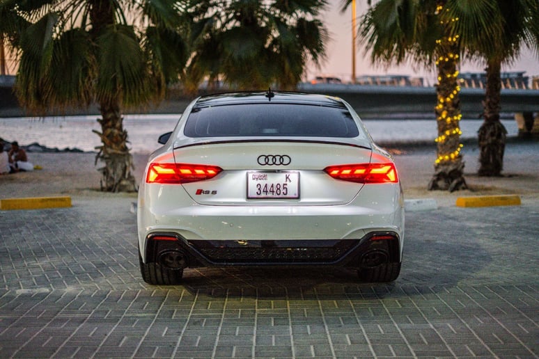 在迪拜 租 2021 奥迪A5 with RS5 Bodykit (白色), 2021