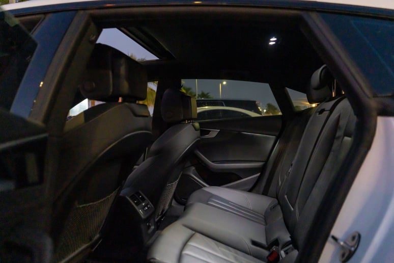 在迪拜 租 2021 奥迪A5 with RS5 Bodykit (白色), 2021