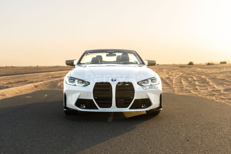 2021 BMW 430i M4 bodykit upgraded exhaust system (Wit), 2021 te huur in Dubai