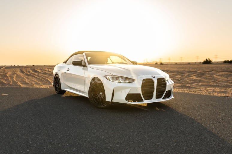 2021 BMW 430i M4 bodykit upgraded exhaust system (Wit), 2021 te huur in Dubai